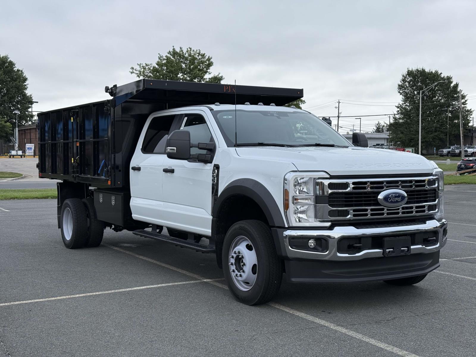 2025 Ford F-550 Super Duty Chassis Cab XL's photo