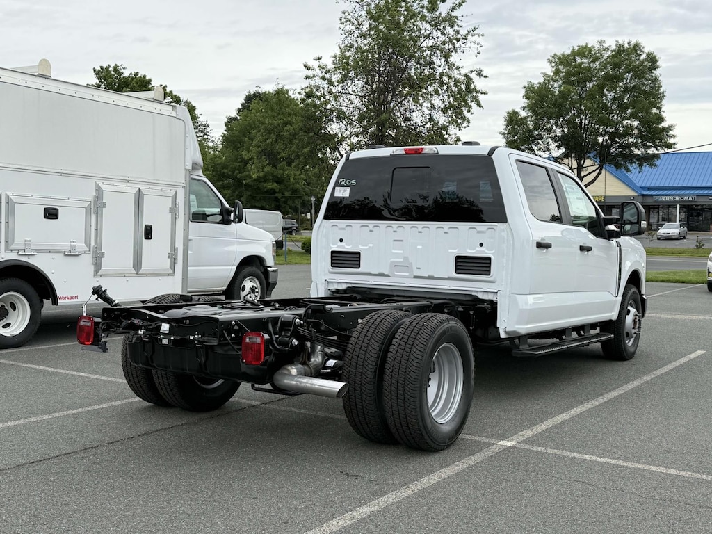 New 2025 Ford F-350 XL Crew Cab 4x2 Bare Chassis 60 CA Crew Cab Chassis-Cab
