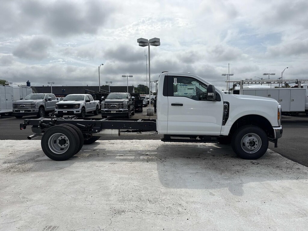 New 2026 Ford Super Duty F-350 DRW Regular Cab Chassis-Cab