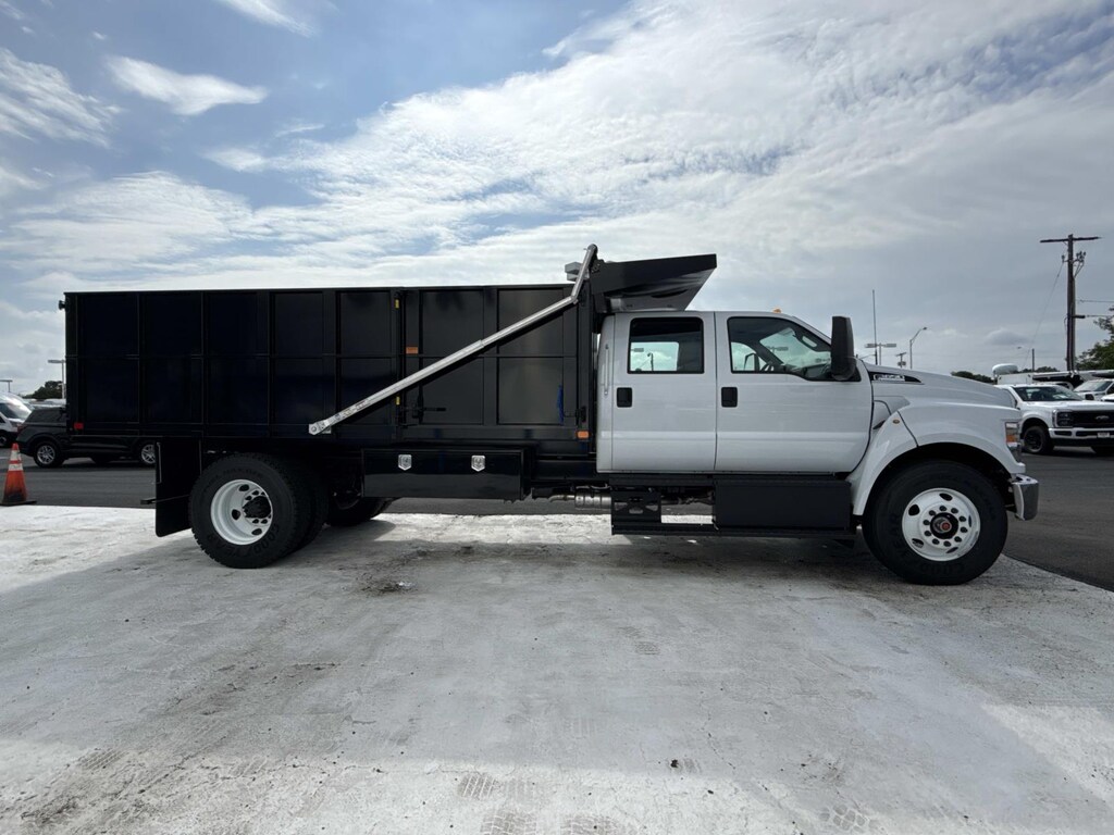 New 2027 Ford 1 Ton Trucks Crew Cab Chassis-Cab