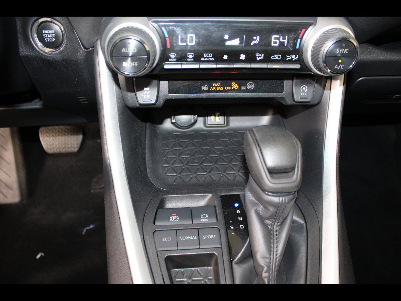 2024 Toyota RAV4 XLE - Photo 27
