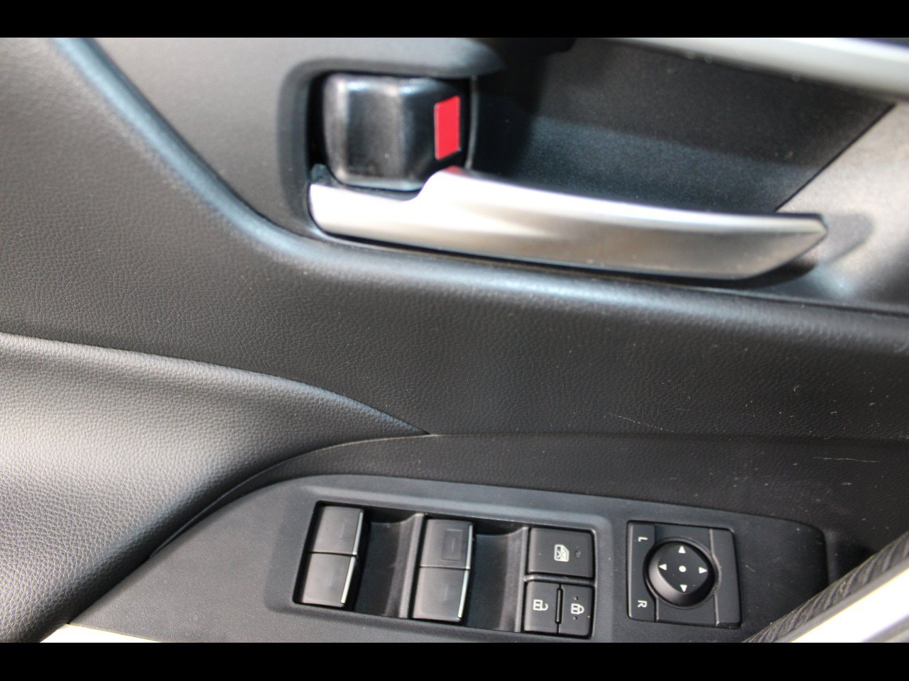 2024 Toyota RAV4 XLE - Photo 18