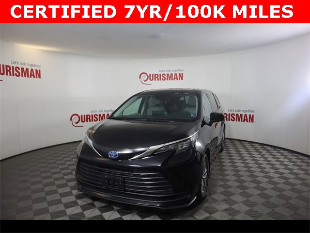 2024 Toyota Sienna LE's photo