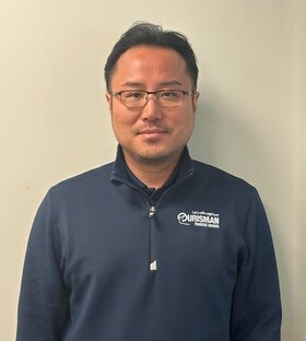 Staff member John Lee from ID_2ef19f8d6382