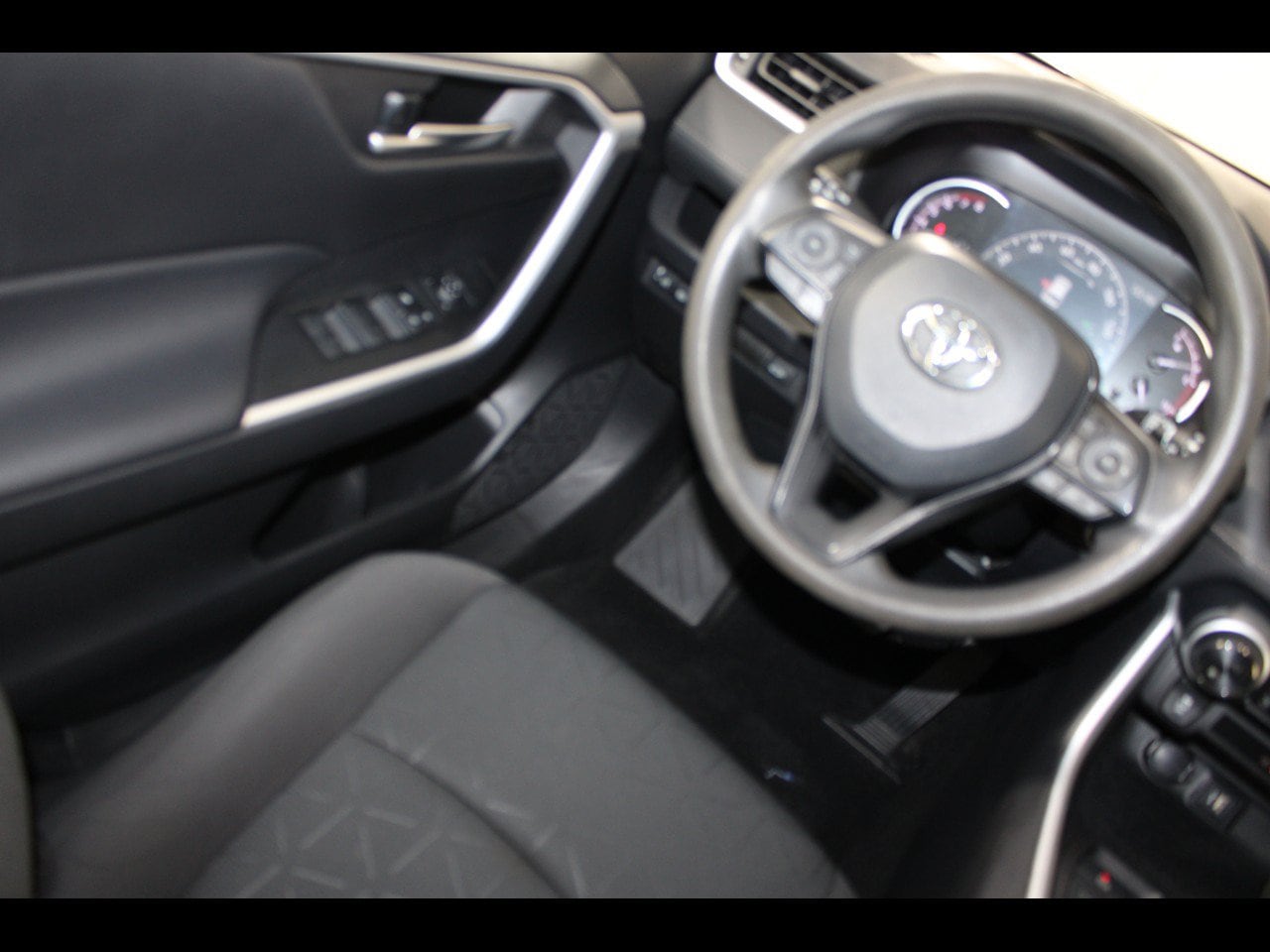 2024 Toyota RAV4 XLE - Photo 17