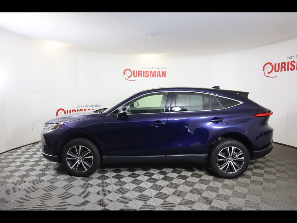 2022 Toyota Venza LE photo 2