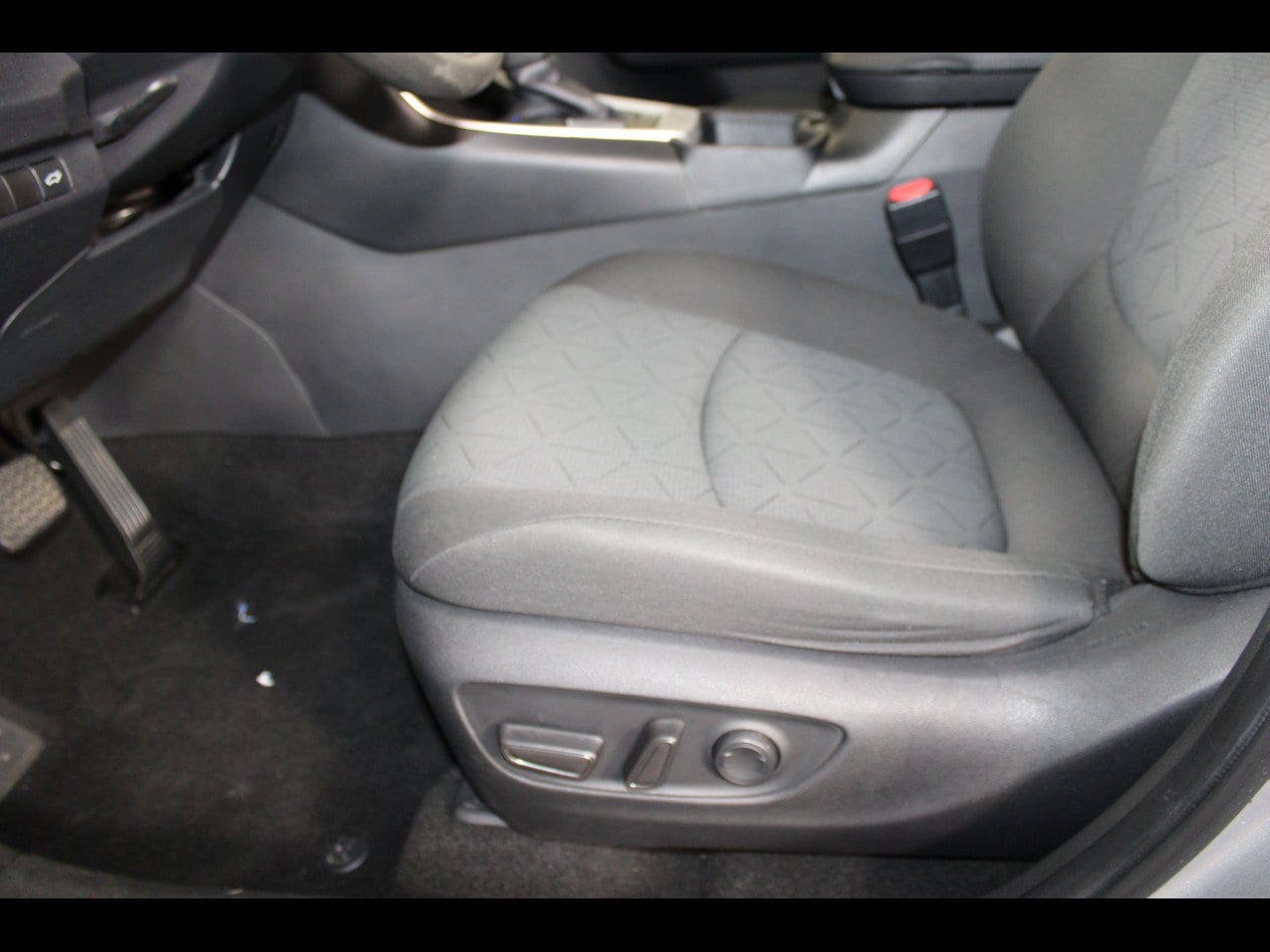 2024 Toyota RAV4 XLE - Photo 19
