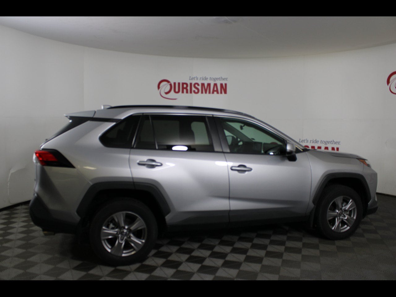 2024 Toyota RAV4 XLE - Photo 9