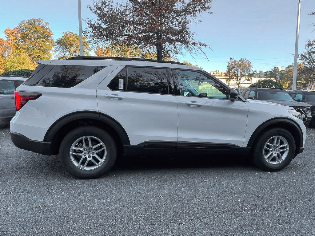 2026 Ford Explorer photo 3