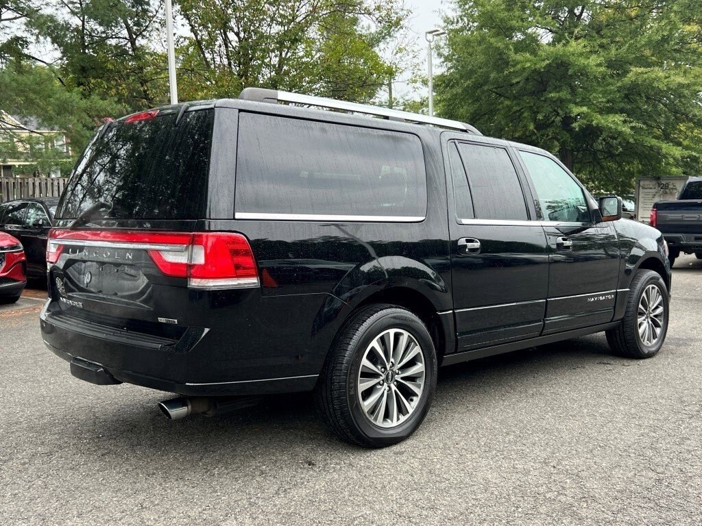 2016 Lincoln Navigator Select photo 2