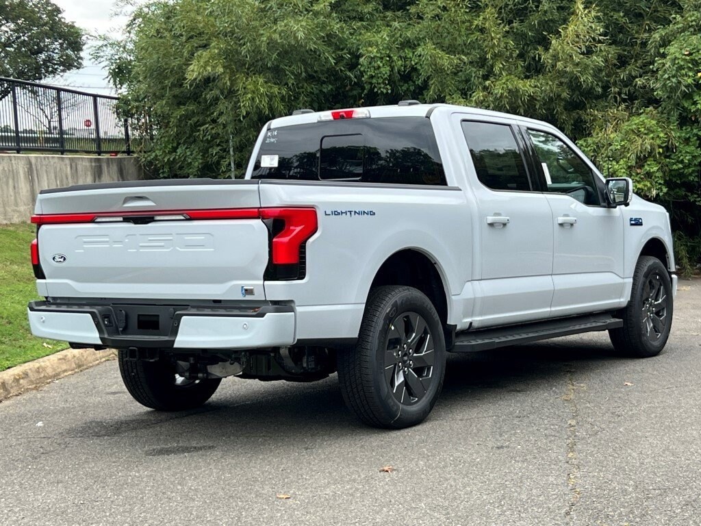 2025 Ford F-150 Lightning Lariat photo 4