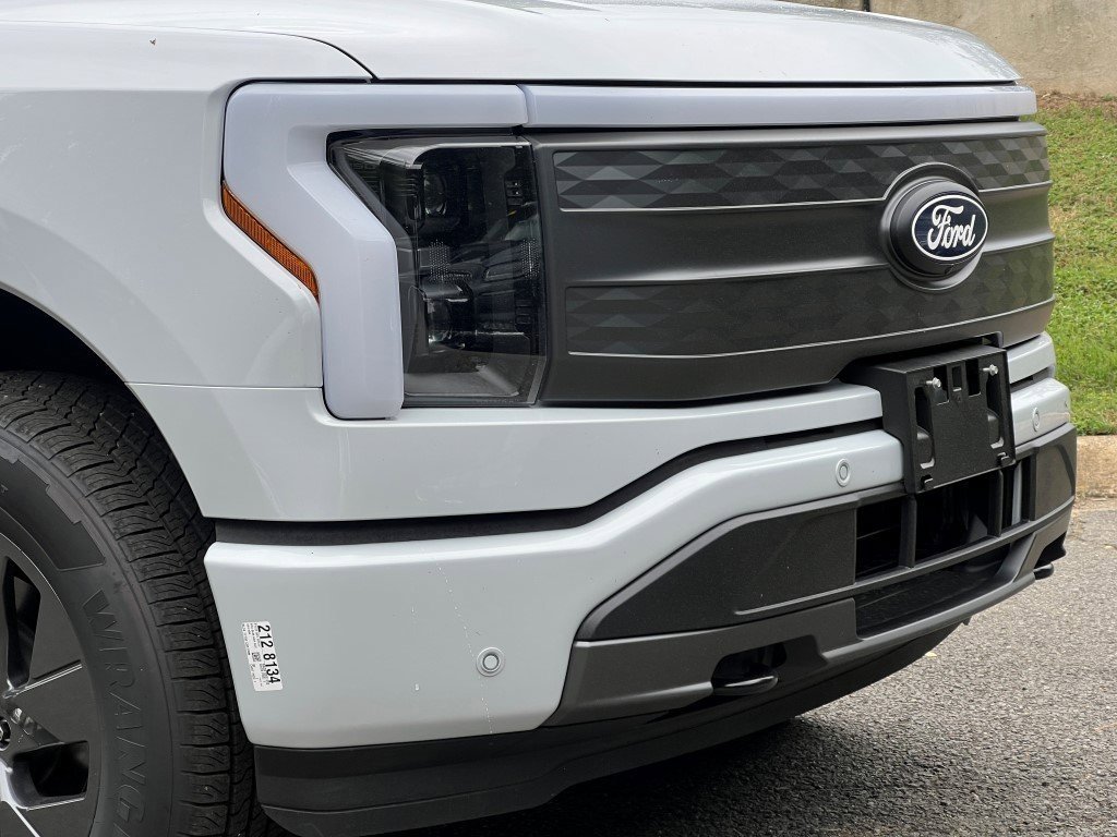 2025 Ford F-150 Lightning Lariat photo 2