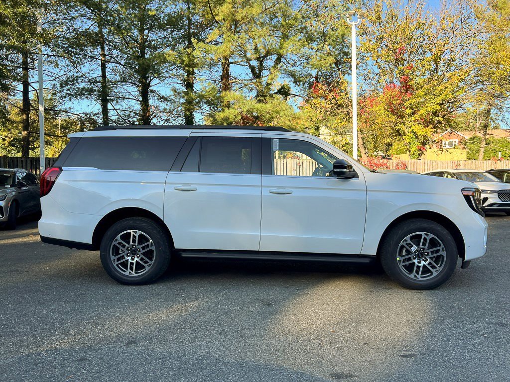 2025 Ford Expedition MAX photo 2