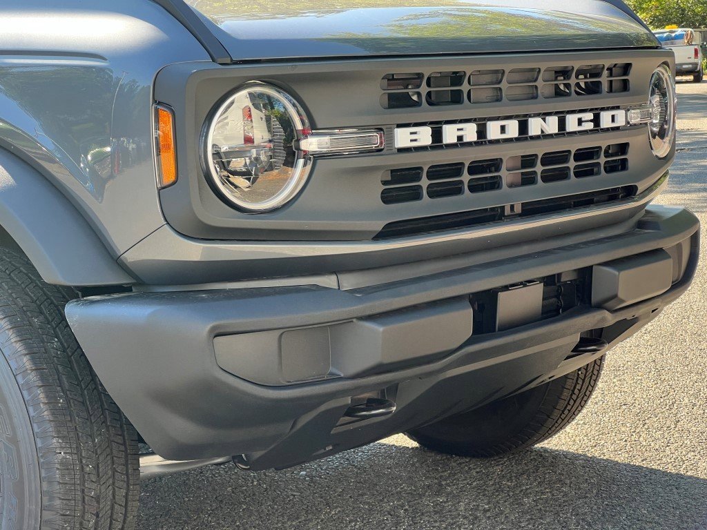 2025 Ford Bronco Base photo 2