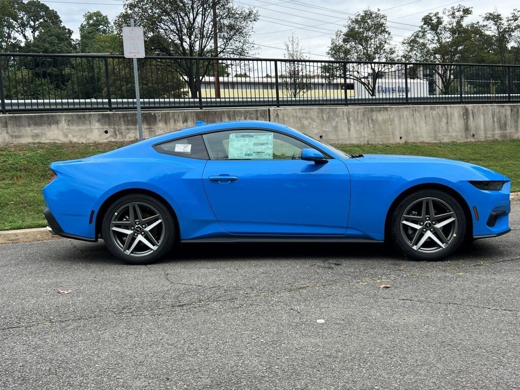 2025 Ford Mustang EcoBoost photo 3