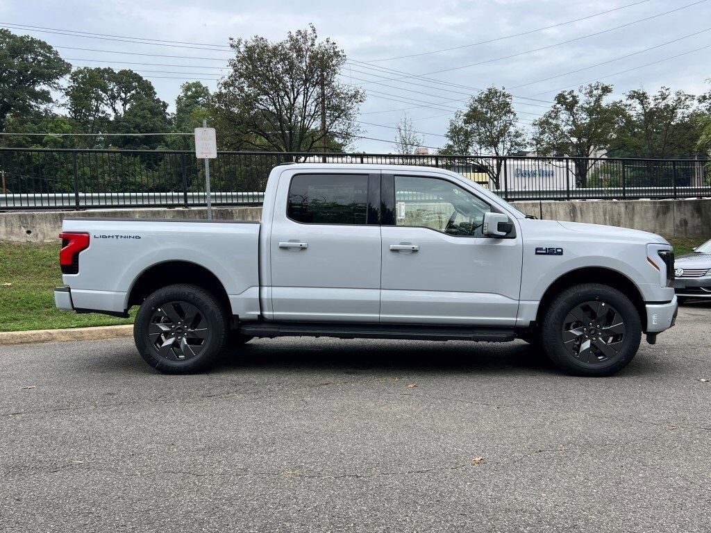 2025 Ford F-150 Lightning Lariat photo 3