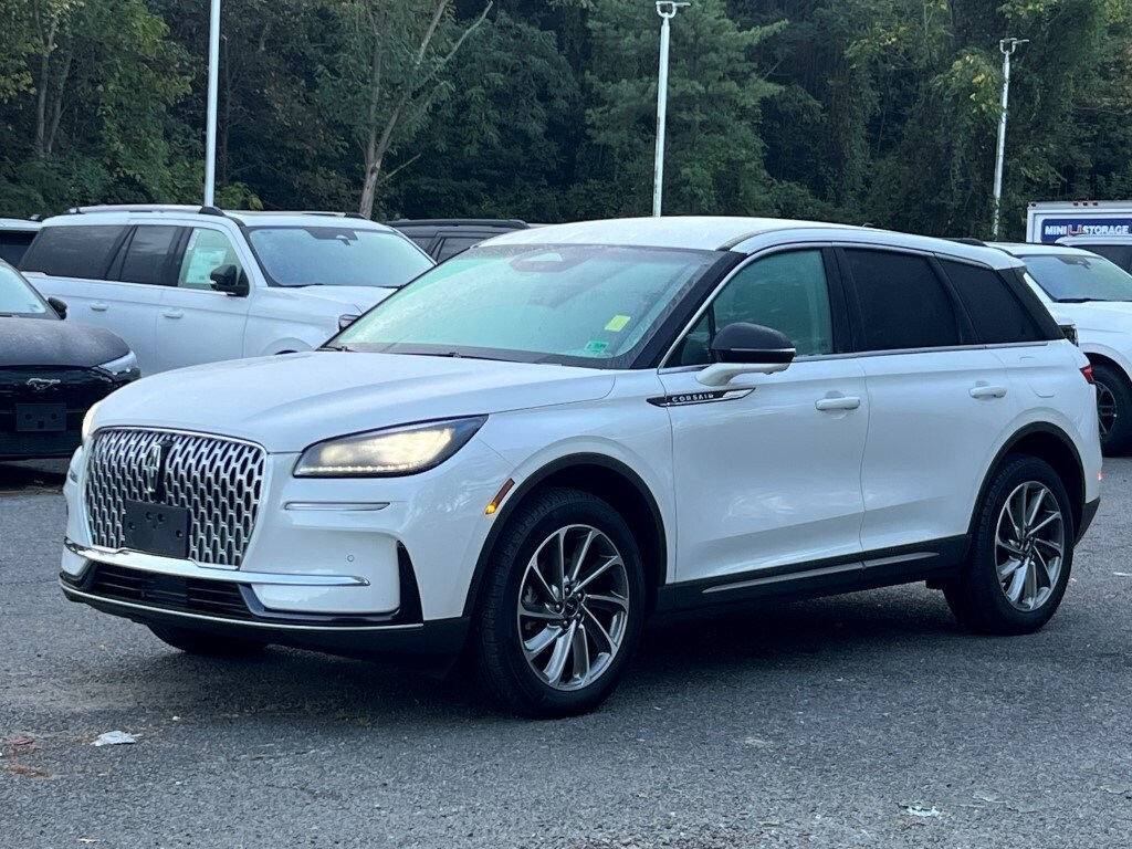 2023 Lincoln Corsair Standard photo 2