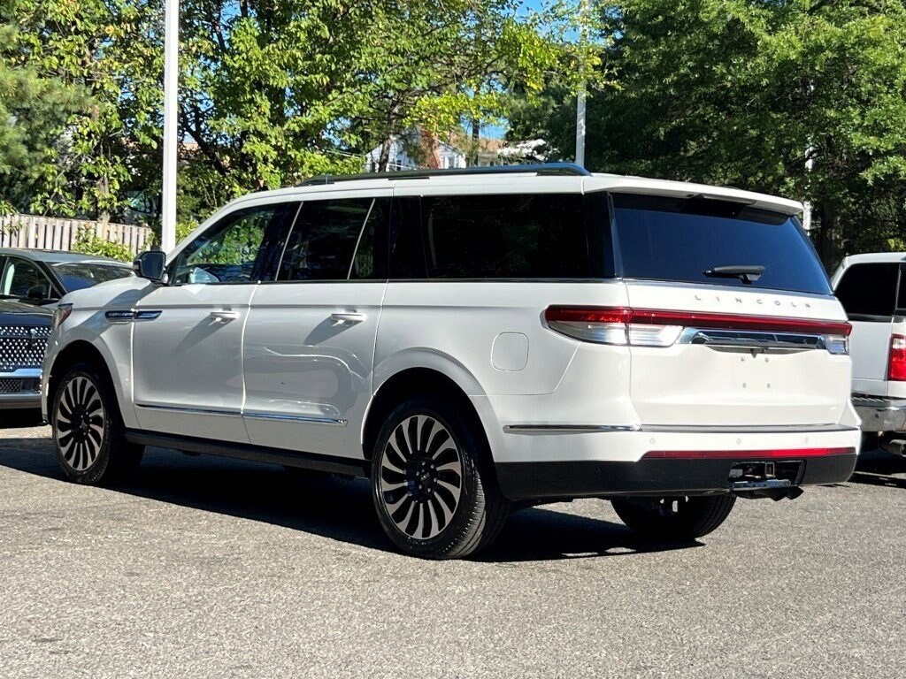 2023 Lincoln Navigator Black Label photo 2