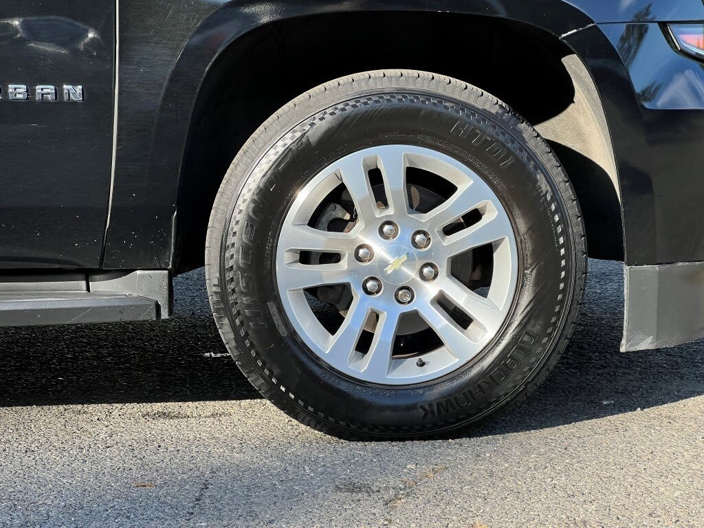 2019 Chevrolet Suburban LT photo 4