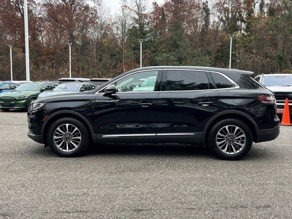 2022 Lincoln Nautilus Standard photo 2