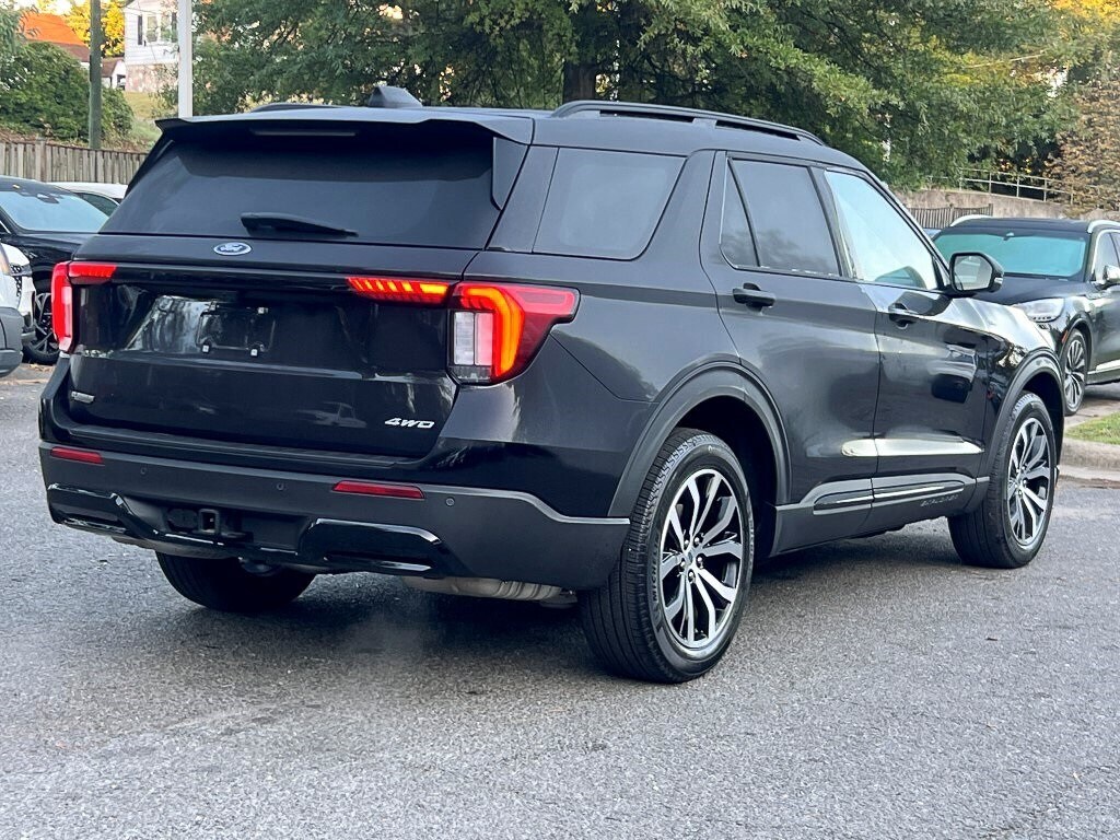 2025 Ford Explorer ST-Line photo 2
