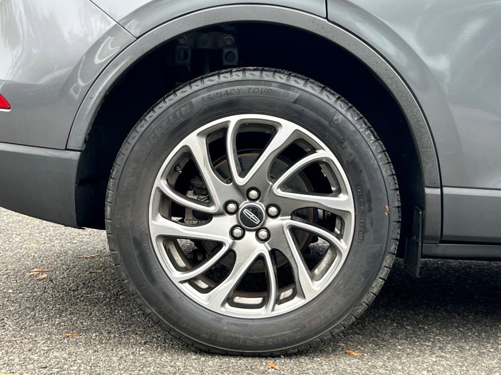 2022 Lincoln Corsair Standard photo 4