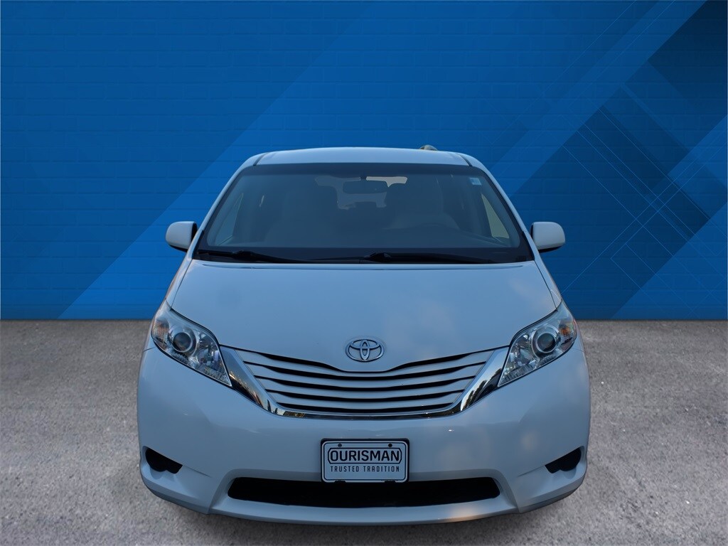2017 Toyota Sienna LE photo 3