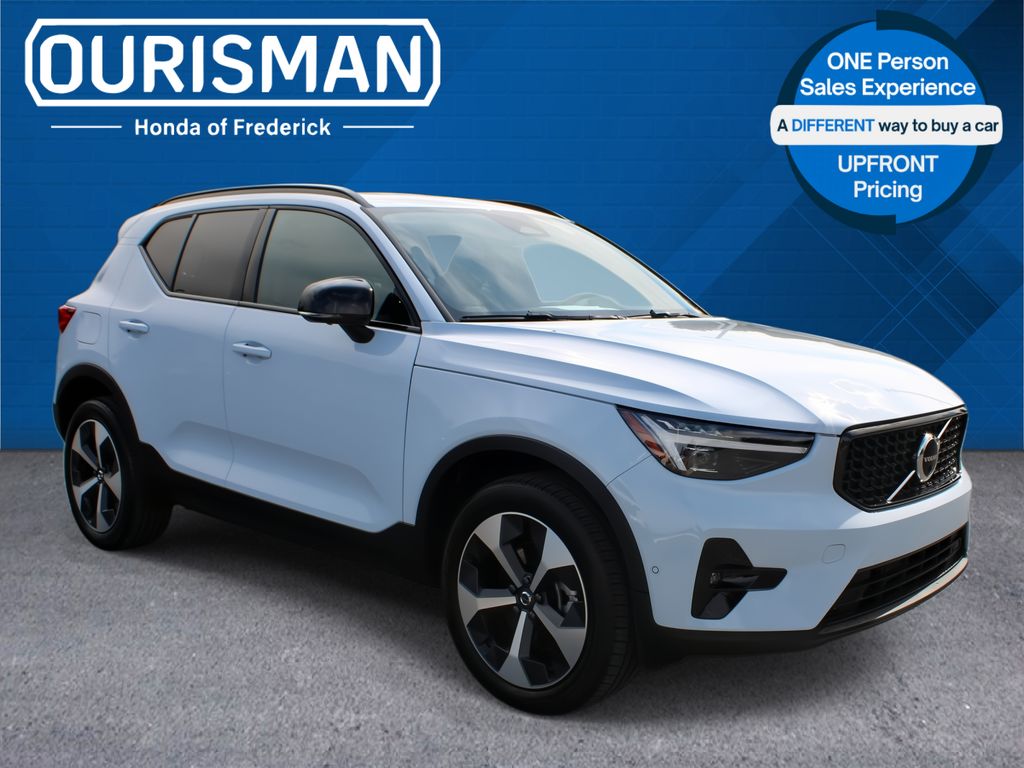 2026 Volvo XC40 B5 Plus Dark AWD's photo