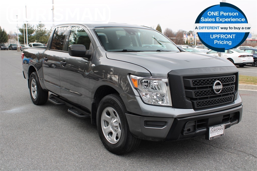 2023 Nissan Titan S's photo