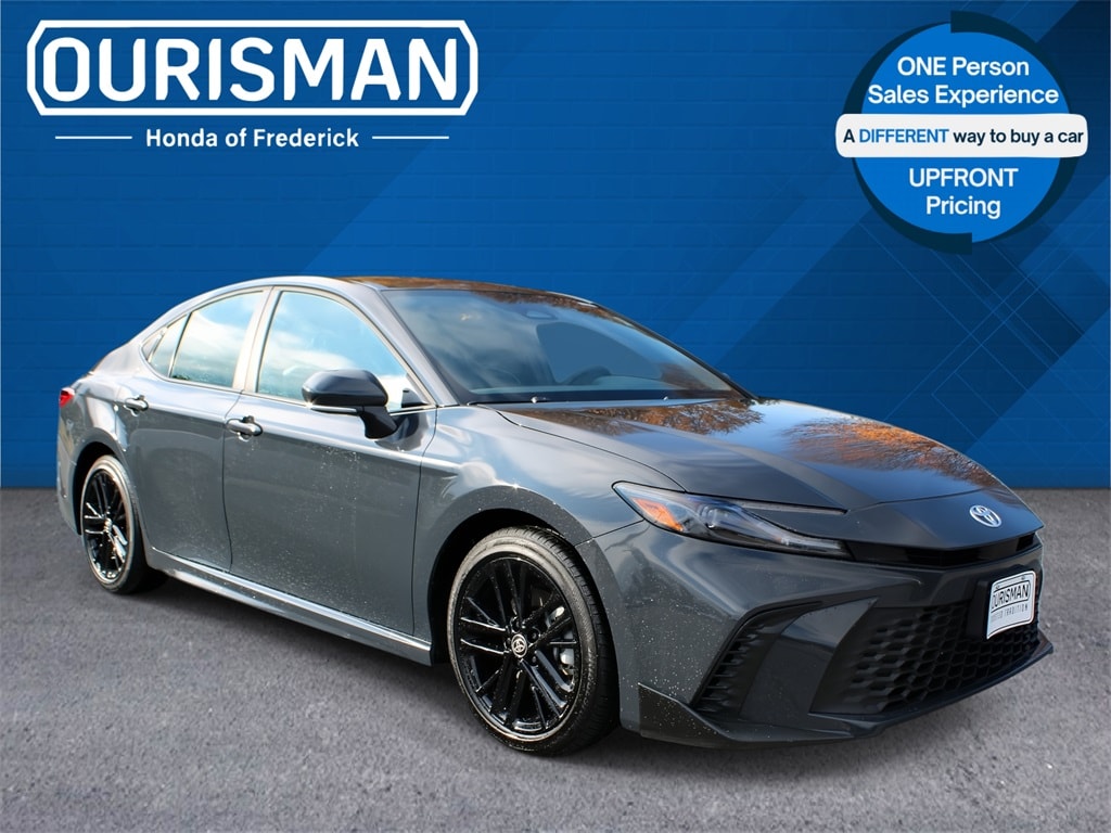 2025 Toyota Camry SE's photo