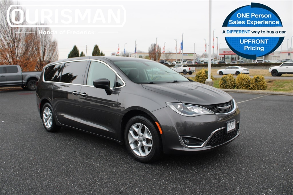2017 Chrysler Pacifica Touring Plus's photo