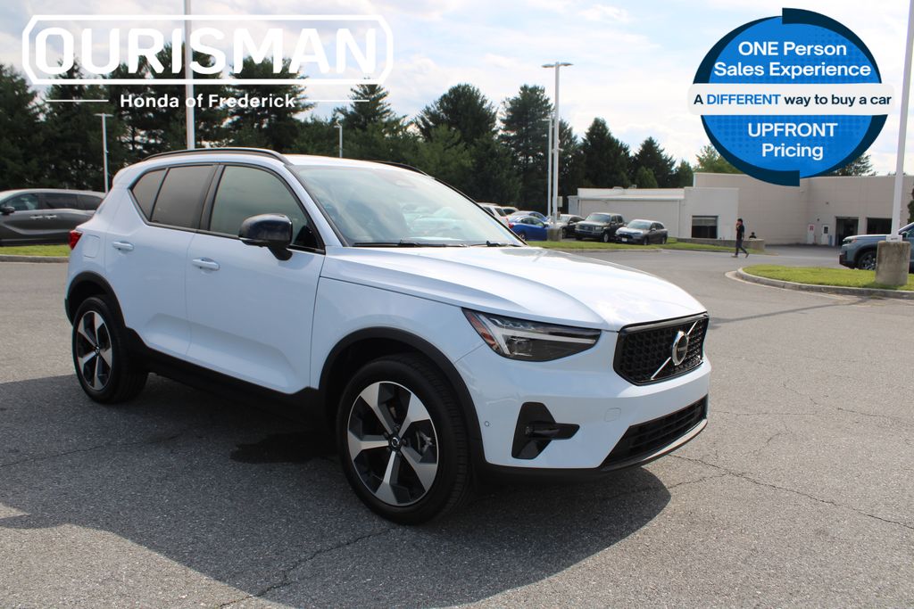 2026 Volvo XC40 B5 Plus Dark AWD's photo