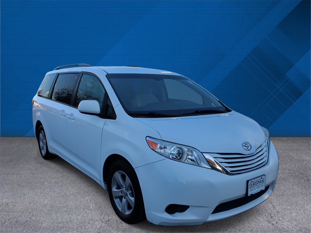 2017 Toyota Sienna LE photo 2