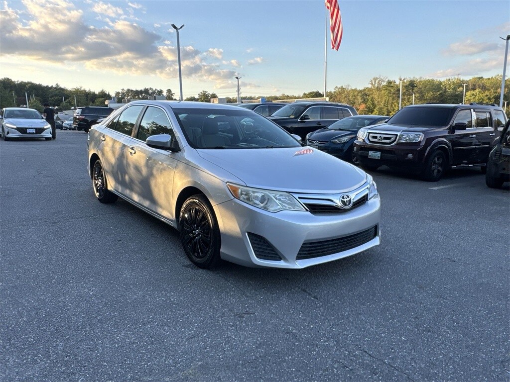 2014 Toyota Camry LE photo 2