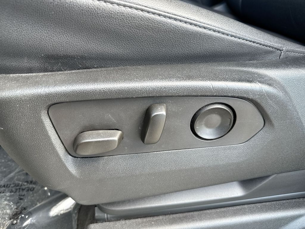 2023 Chevrolet Suburban LT - Photo 14