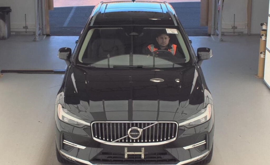 2022 Volvo XC60 B5 Inscription photo 2