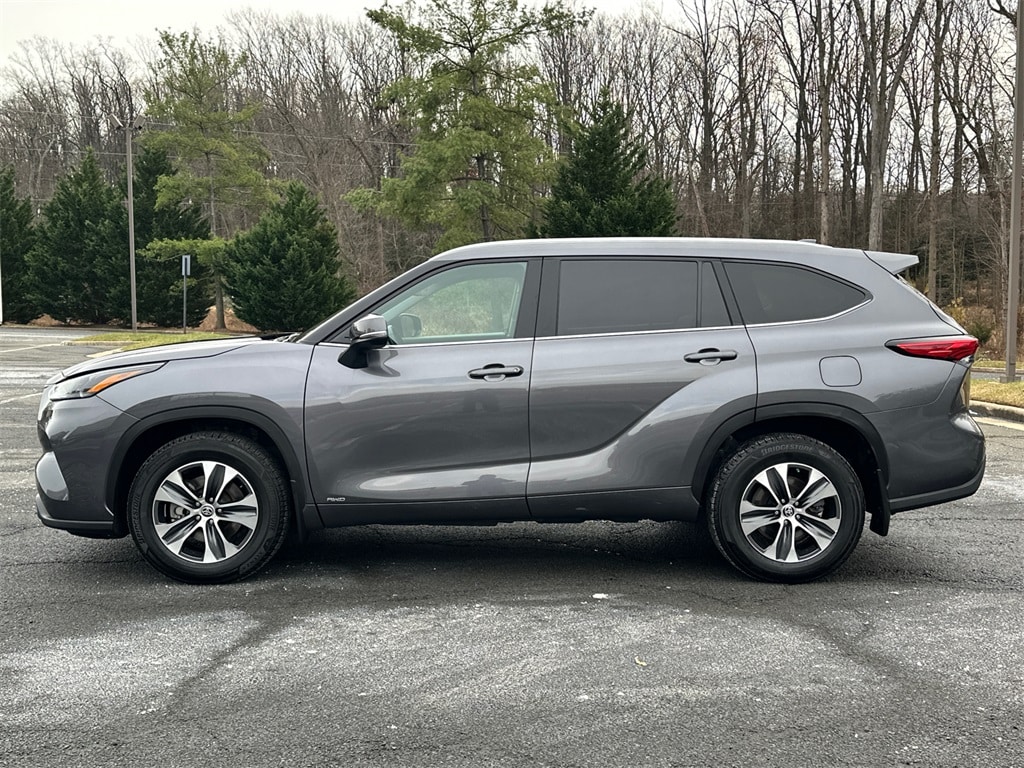 Used 2022 Toyota Highlander Hybrid XLE SUV