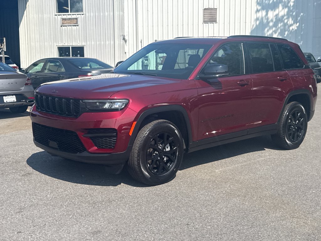 Used 2025 Jeep Grand Cherokee Altitude SUV
