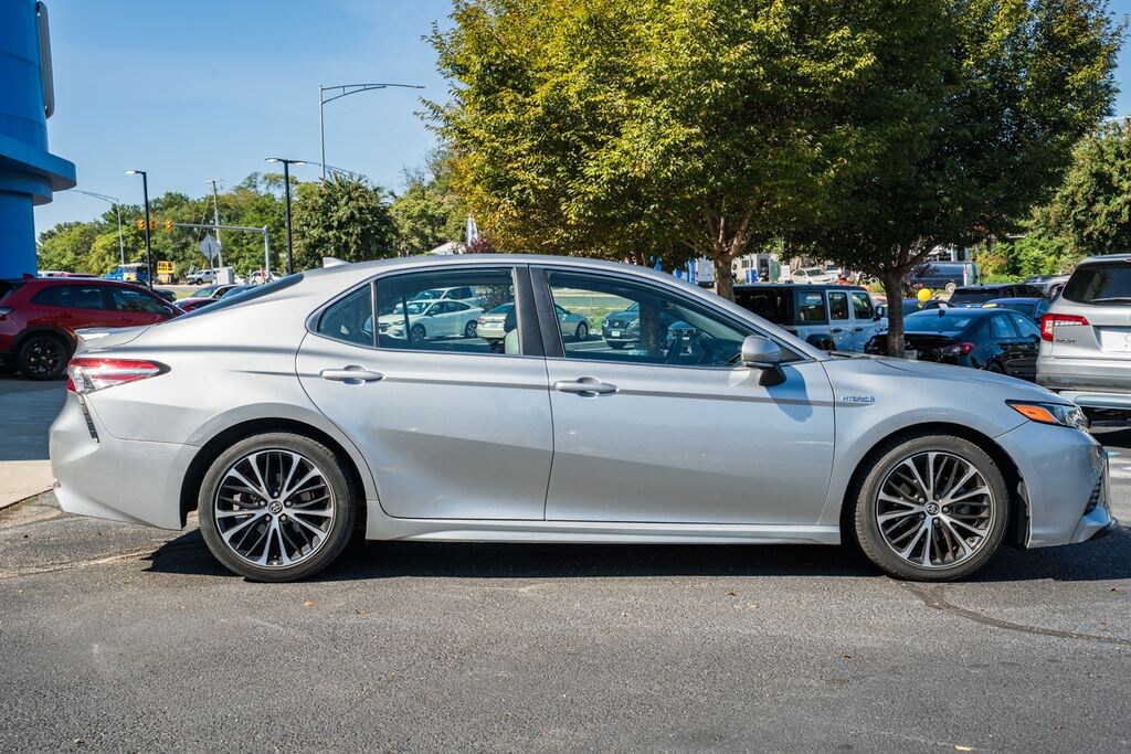 Used 2020 Toyota Camry Hybrid SE Sedan