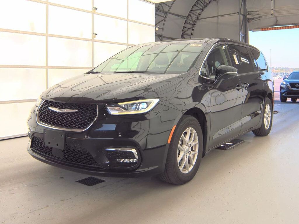 Used 2024 Chrysler Pacifica Touring L Minivan/Van