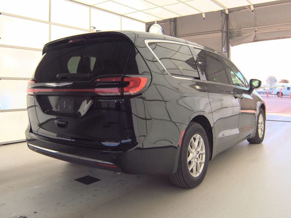 Used 2024 Chrysler Pacifica Touring L Minivan/Van