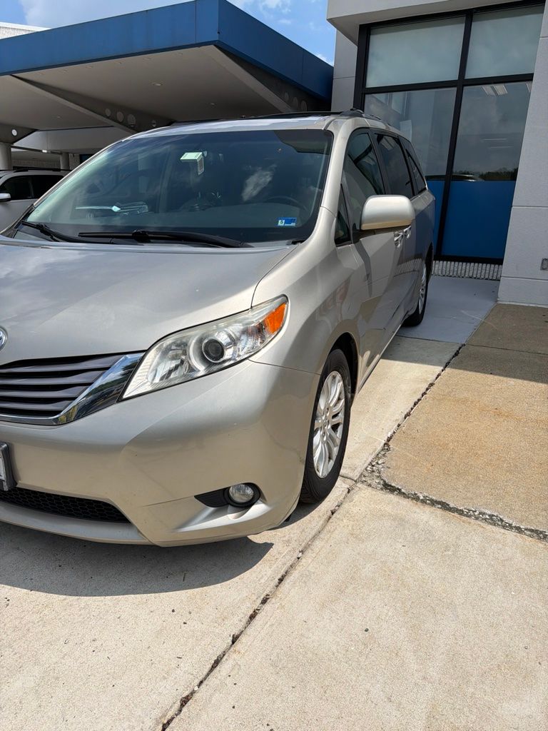 2015 Toyota Sienna XLE V6 7-Passenger Access Seat's photo