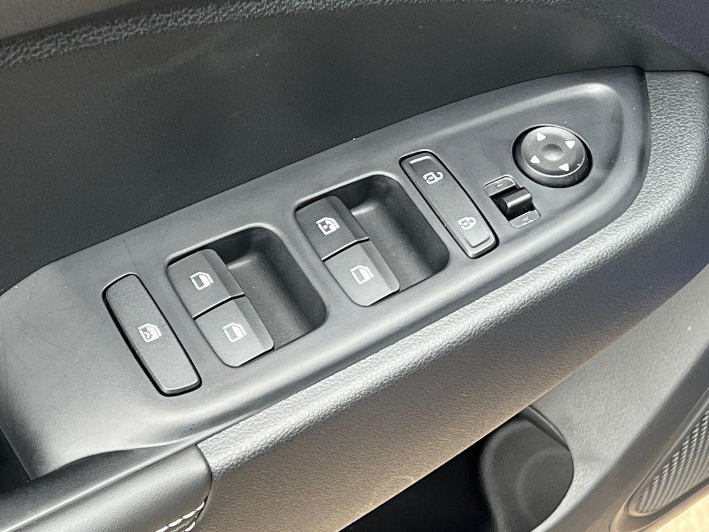 2025 Hyundai Venue Limited - Photo 7