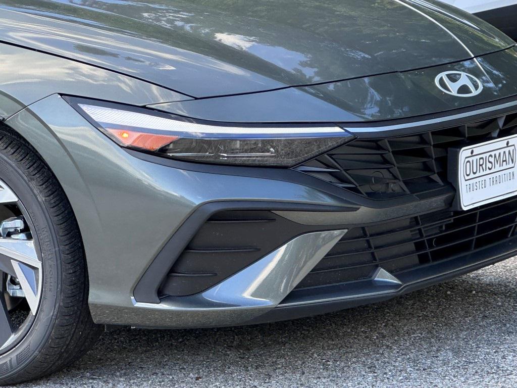 2025 Hyundai Elantra SEL Sport photo 2