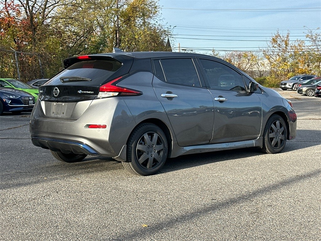 2022 Nissan Leaf S photo 2