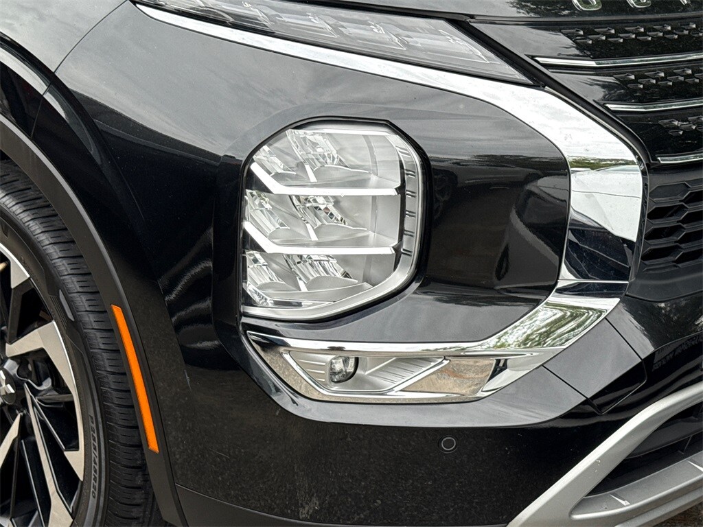 2022 Mitsubishi Outlander Black Edition photo 2