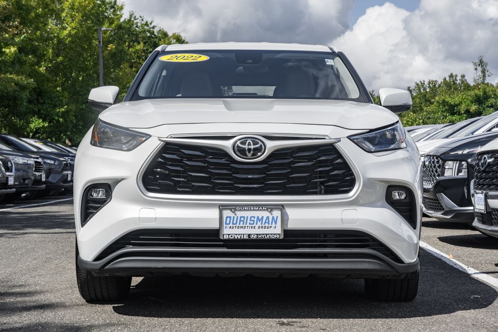 2022 Toyota Highlander LE photo 2
