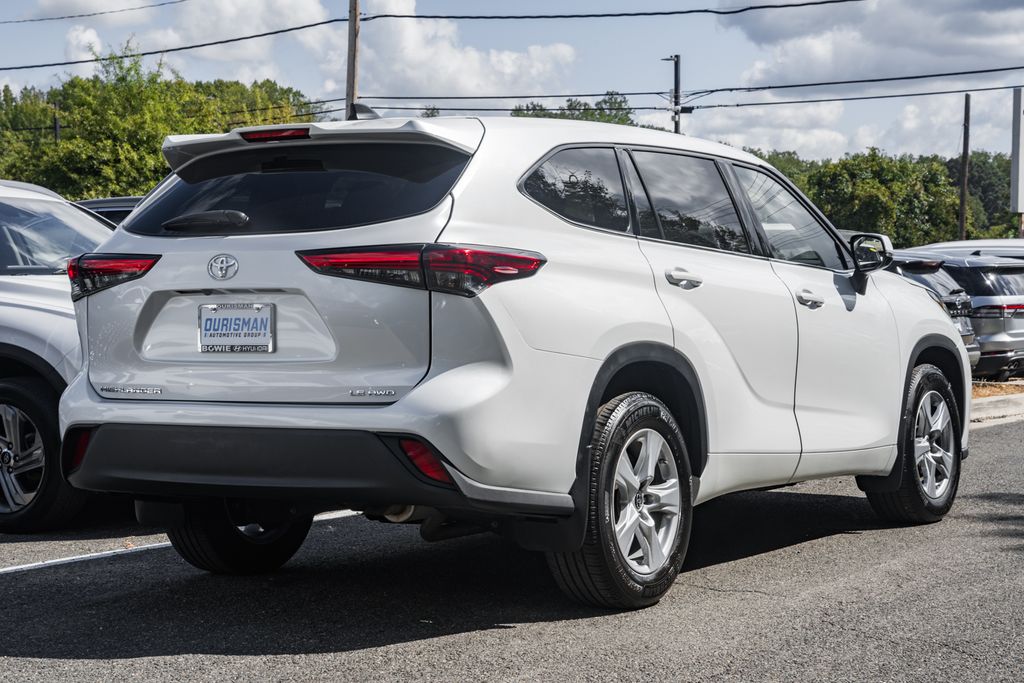 2022 Toyota Highlander LE photo 4