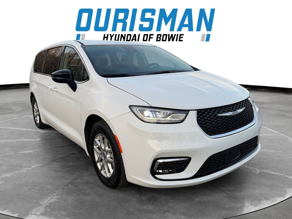 2024 Chrysler Pacifica Touring L's photo