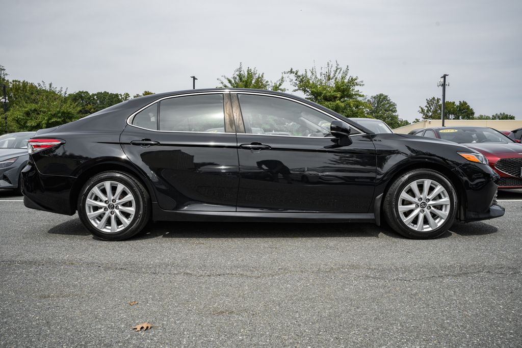2018 Toyota Camry LE photo 3